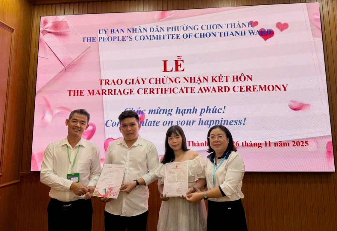 Lãnh đạo Trung tâm Phục vụ hành chính công trao Giấy kết hôn và Thư chúc mừng, ngày 26/11/2025