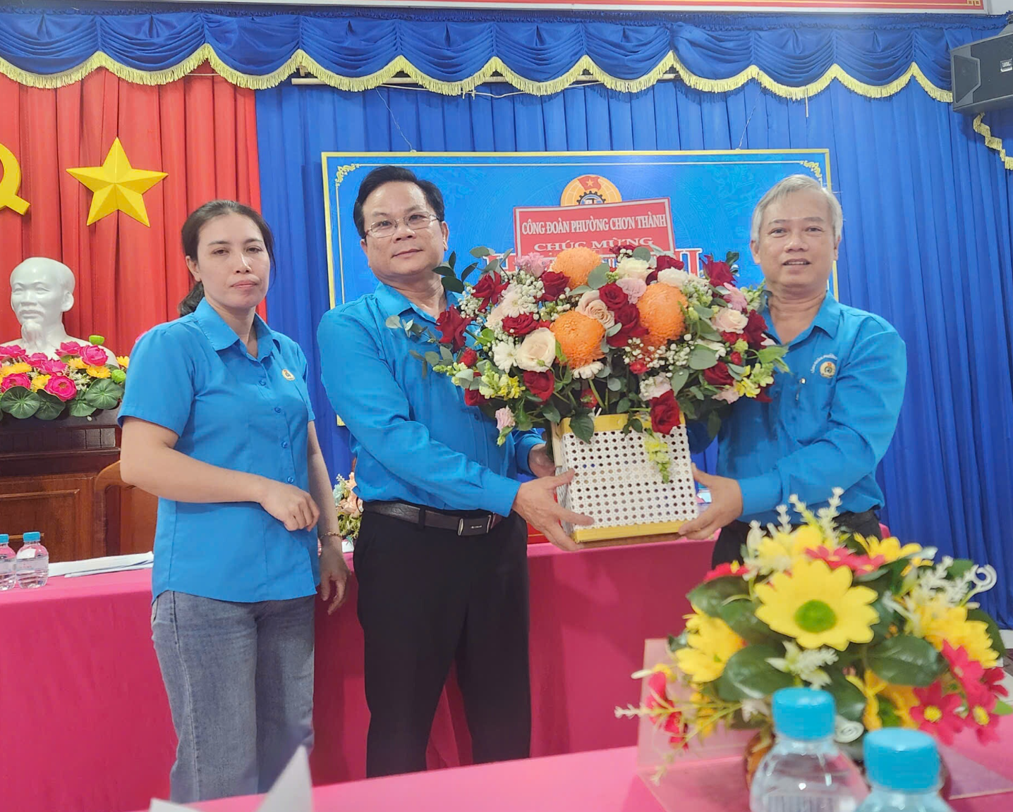 ''''''''Ảnh có chứa trang phục, người, Cắm hoa, Thiết kế hoa cỏ

Nội dung do AI tạo ra có thể không chính xác.''''''''