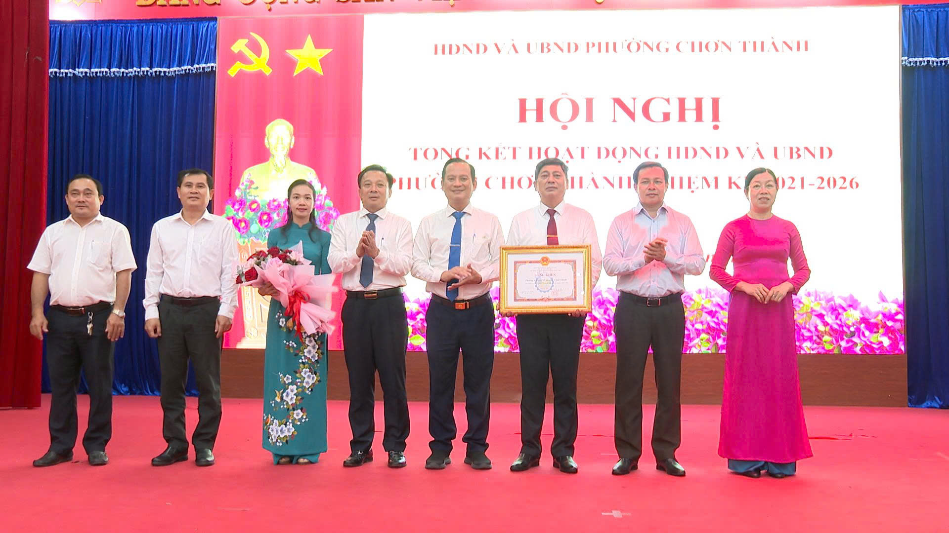 Hình Thường trực nhận bằng khen